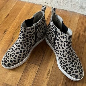 Womens Aidy Water Resistant Wedge Sneakers by 
CASLON size 8